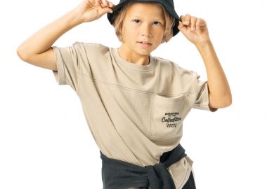 Κοντομάνικη μπλούζα με τυπωμένη τσέπη για αγόρι | ΑΜΜΟΣ - Energiers - 